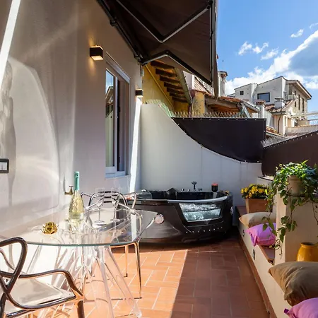Ponte Vecchio Terrace With Jacuzzi Флоренция